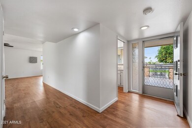 ocupix-9813.FrontHallway