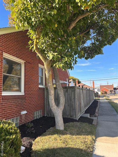 15161 Sprenger Ave, Eastpointe, MI 48021 - photo 7