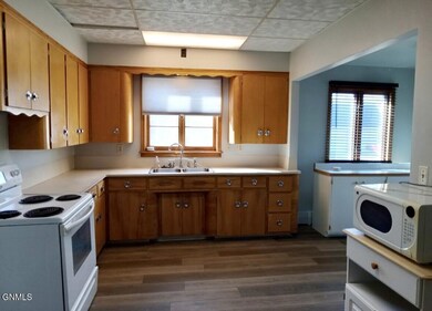 301 3rd St NE, Belfield, ND 58622 - photo 3