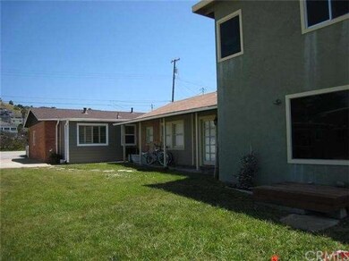 Big grassy area along side.  The drive way is part