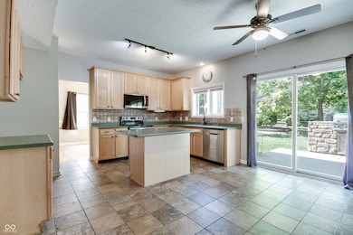 12230 Cobblestone Dr, Fishers, IN 46037 - photo 2