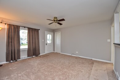 2300 Shawnee Rd unit 3, Waukegan, IL 60087 - photo 6