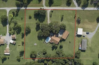 706 Robin Dr, Cushing, OK 74023 - photo 2