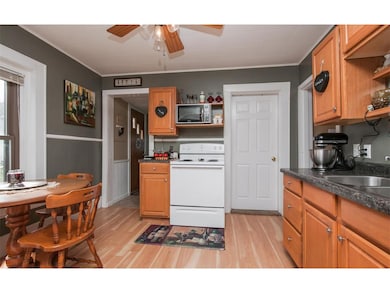 Eat in kitchen, appliances stay