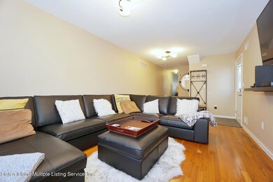 (3) LIVING ROOM