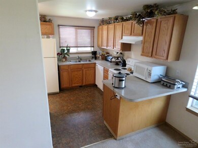 1127 SW 17th St, Redmond, OR 97756 - photo 4