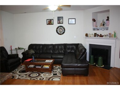 Large family room w/hardwood flooring