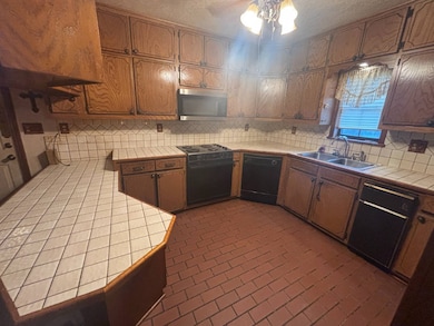 805 W Clayton St, Hugo, OK 74743 - photo 4