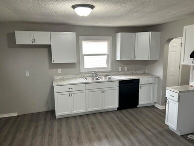 2204 W 30th St, Anderson, IN 46016 - photo 2