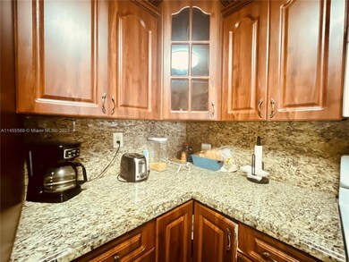 15410 SW 82nd Ln unit 825, Miami, FL 33193 - photo 2