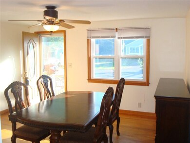 Dining room with ceiling fan
