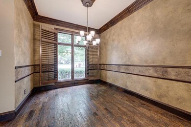 Lovely dining with expansive views to the cul de s