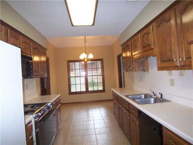 Nice Kitchen/breakfast area w/new tile