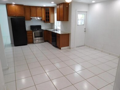 SPACIOUS EAT IN KITCHEN