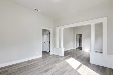 3121 Mono Livingroom 5