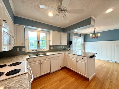 2445 Glass Rd NE, Cedar Rapids, IA 52402 - photo 3