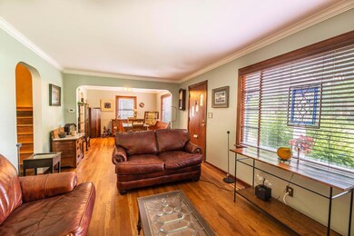 LIVING TO DINING 3157 Mountview Rd 12
