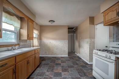 2338 W 3rd St, Davenport, IA 52802 - photo 4