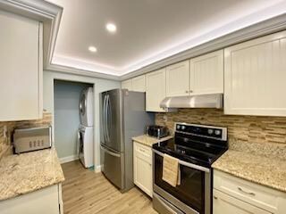 693 Seaview Ct. Kitchen