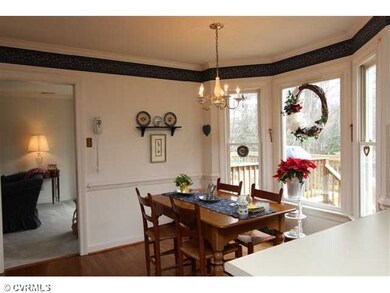 Kitchen - Eating Area w/Bay Window
