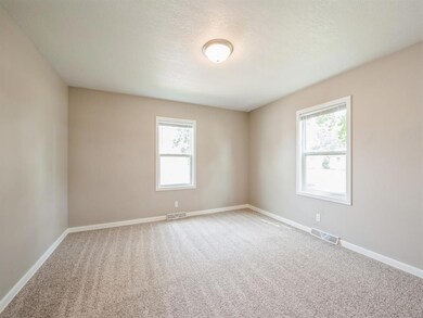 107 E Willman St, Hiawatha, IA 52233 - photo 7