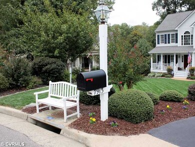 Exterior Front - Mailbox & lamp post at driveway e