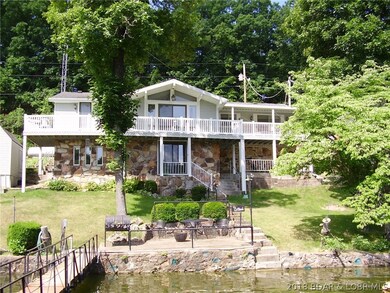 3 Bd, 2.5 Ba, 1,404 SF, 75 Ft of Lake Front.