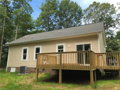 311 Hubbard St, Reidsville, NC 27320 - photo 4