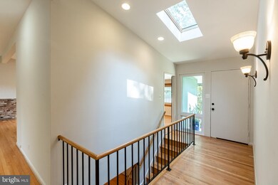 9008 Honeybee Ln, Bethesda, MD 20817 - photo 2