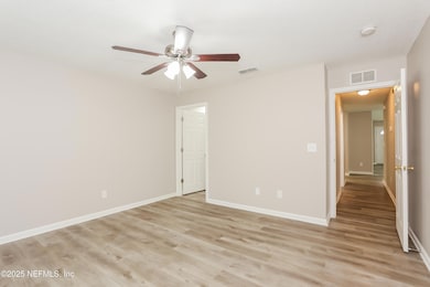 006-photo-primary-bedroom-11395582