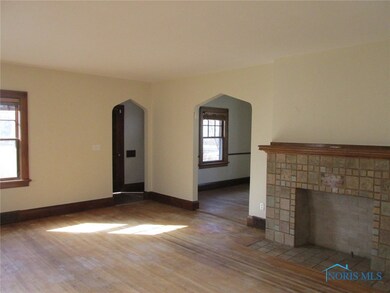 LIVING ROOM (19X15)
