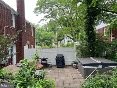 2728 Farnsworth Dr, Alexandria, VA 22303 - photo 2