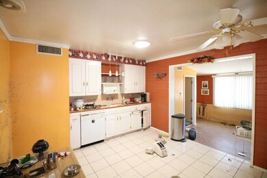 Kitchen & breakfast area