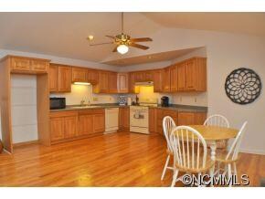 Kitchen & Dining