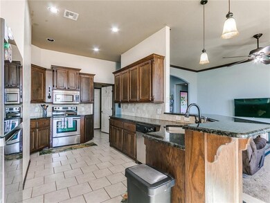 Kitchen:  This kitchen has it all ... lots of cabi