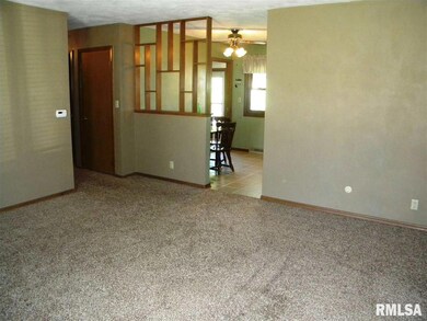 2145 W 34th St, Davenport, IA 52806 - photo 5