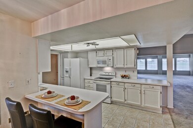 KITCHEN/BREAKFAST BAR