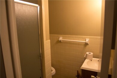 810 W Moore St, Henryetta, OK 74437 - photo 3