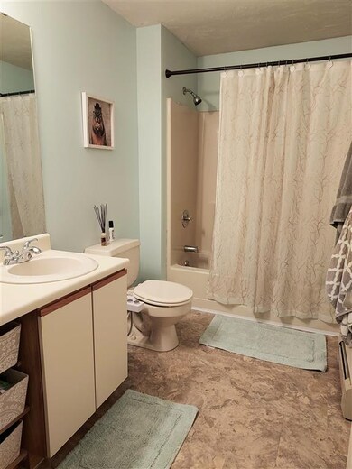 215 Circle Rd unit 12, Manchester, NH 03103 - photo 6