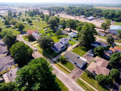 805 E Pinzon St, Tuscola, IL 61953 - photo 2