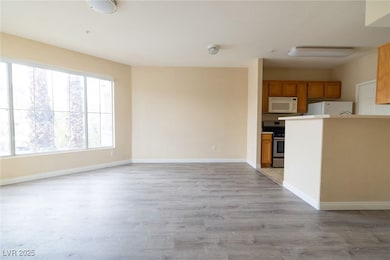 7127 S Durango Dr unit 211, Las Vegas, NV 89113 - photo 2