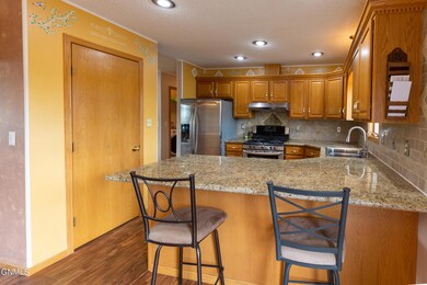 801 E Calgary Ave-14