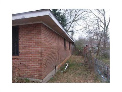 Facade/Exterior Front. Right Side