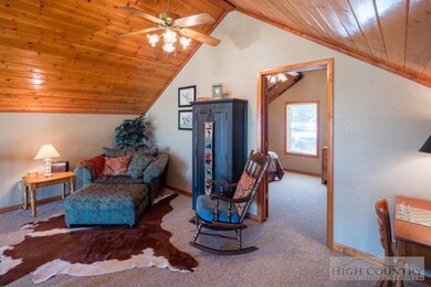 Big Loft: Great use for office/ computer area or sleep an extra guest.