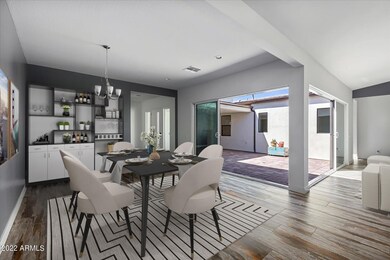 Dining & Courtyard View