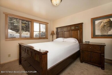 7. Bedroom 1 (640x427)