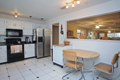 Eat-in Breakfast Nook in Kitchen