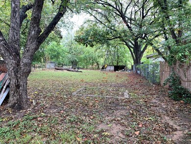 303 Cottonwood St, Fredericksburg, TX 78624 - photo 2