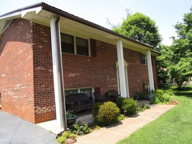 253 Robin Rd, Martinsville, VA 24112 - photo 4