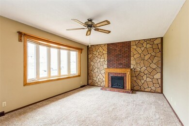 3221 Tamara Dr SW, Cedar Rapids, IA 52404 - photo 2